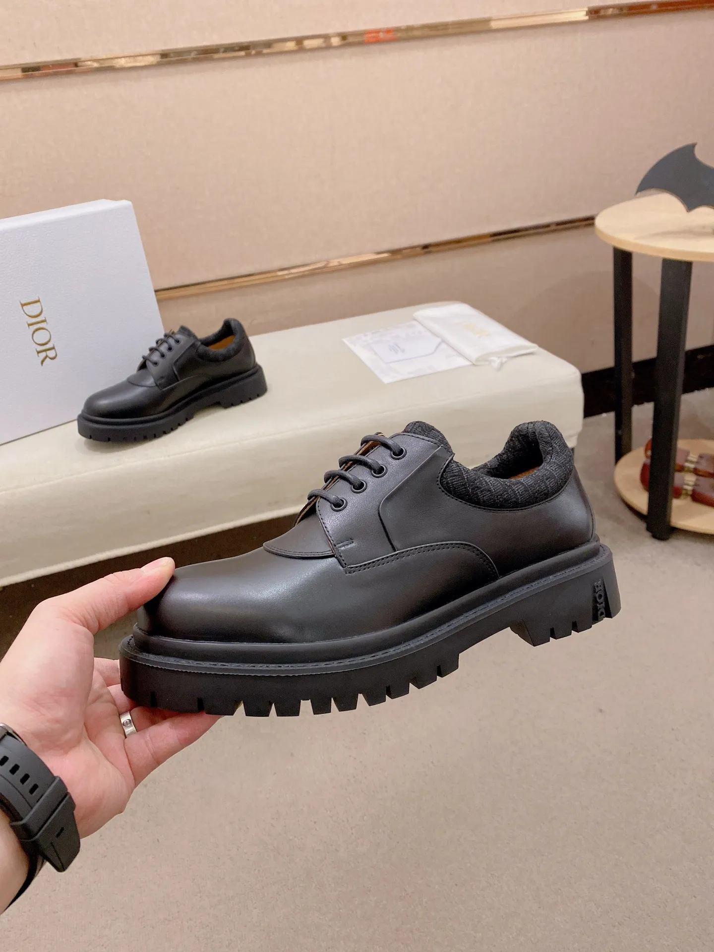 Factory price: 720💰Dior 25 latest men's old-money style leather shoes. They are definitely this year's big hit. They are very good-looking. Simple upper design. Presbyopia embellishment that is highly brand-recognizable. Full of details. The upper foot is grand and the legs are slim. This is just the right thing. Instantly heightens the height. A proper height-increasing tool. The upper is made of imported calfskin. The lining is mixed sheepskin. The original combination rubber outsole. Code number: 39-44. Customized45